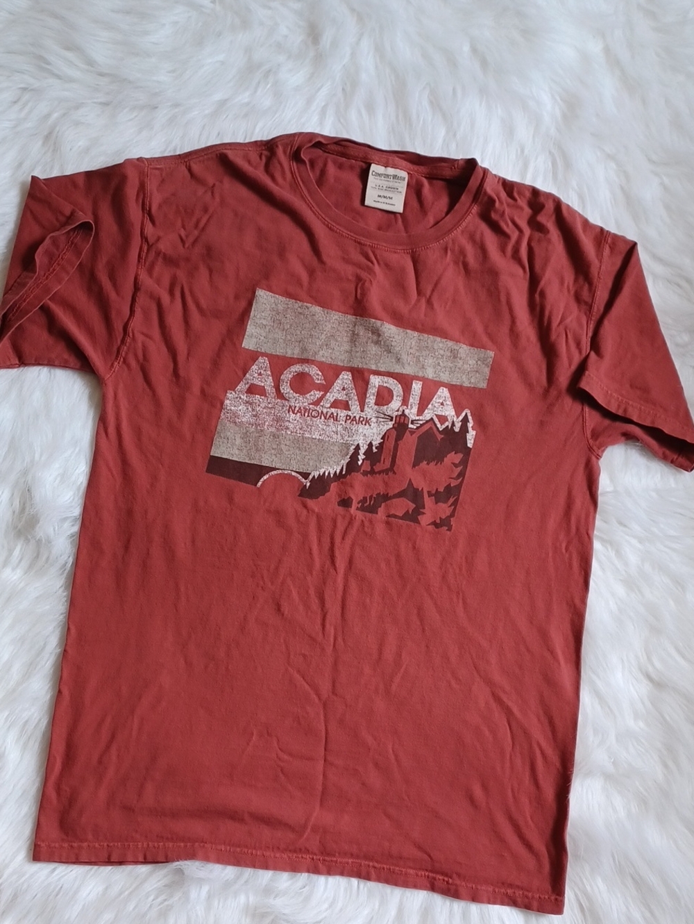 Acadia National Park Graphic T-shirt. Unisex M. Red. 100% Rung Spun Cotton.